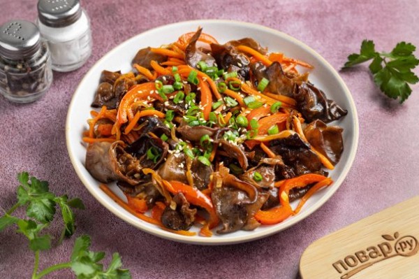 Древесные грибы по-корейски Древесные грибы по-корейски