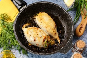 Кальмары фаршированные грибами на сковороде Кальмары фаршированные грибами на сковороде