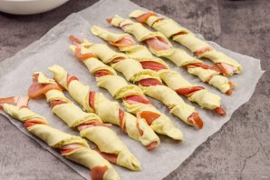 Слоеные палочки с сыром и беконом Слоеные палочки с сыром и беконом