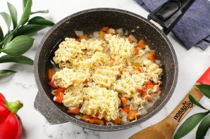 Лапша быстрого приготовления с сыром Лапша быстрого приготовления с сыром