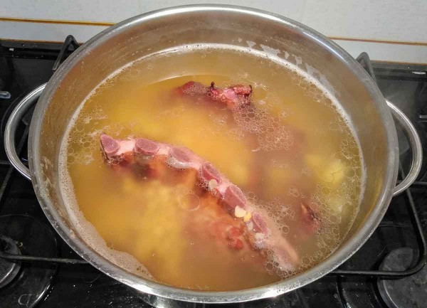 Гороховый суп с копчеными ребрышками Гороховый суп с копчеными ребрышками