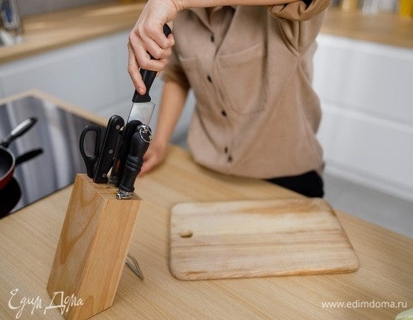 «Другой стороной!»: шеф-повар поделилась трюком, помогающим сохранить ножи острыми «Другой стороной!»: шеф-повар поделилась трюком, помогающим сохранить ножи острыми