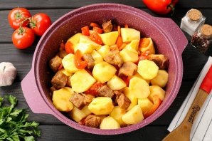 Тушёная картошка с мясом и овощами Тушёная картошка с мясом и овощами