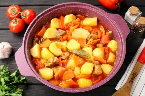 Тушёная картошка с мясом и овощами Тушёная картошка с мясом и овощами