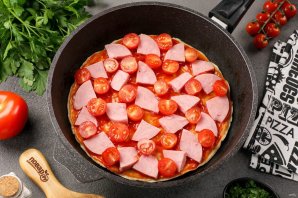 Пицца на сковороде без сметаны и кефира за 10 минут Пицца на сковороде без сметаны и кефира за 10 минут