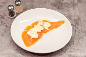 Рулетики из семги с творожно-огуречной начинкой Рулетики из семги с творожно-огуречной начинкой