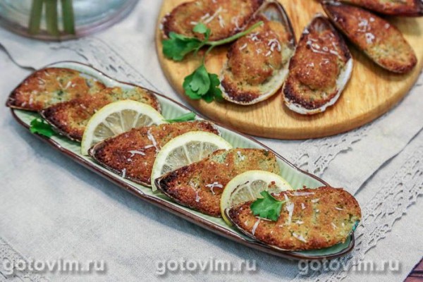 Мидии в створках под корочкой из сухарей и сыра с голубой плесенью Мидии в створках под корочкой из сухарей и сыра с голубой плесенью