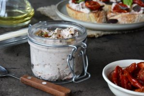 Творожный сыр с вялеными томатами Творожный сыр с вялеными томатами