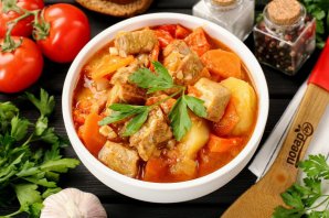 Тушёная картошка с мясом и овощами Тушёная картошка с мясом и овощами
