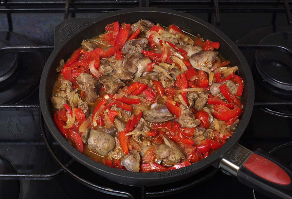 Куриная печень с овощами