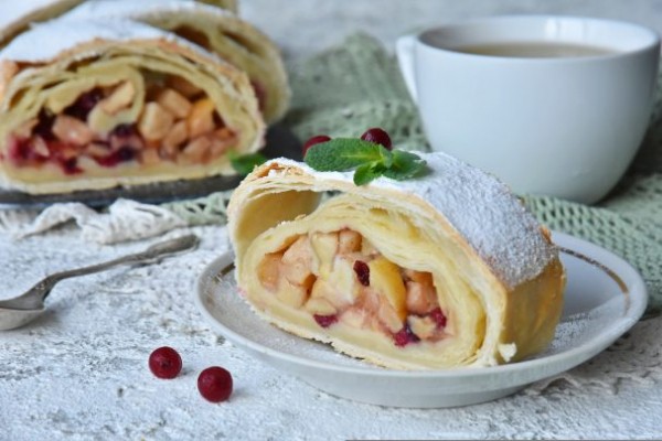 Штрудель с яблоками и брусникой