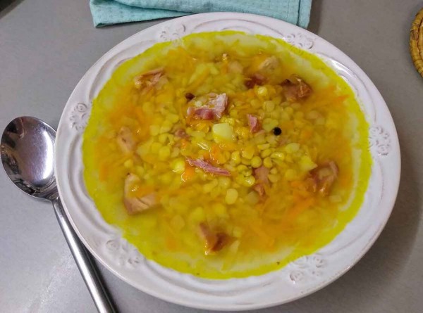 Гороховый суп с копчеными ребрышками Гороховый суп с копчеными ребрышками