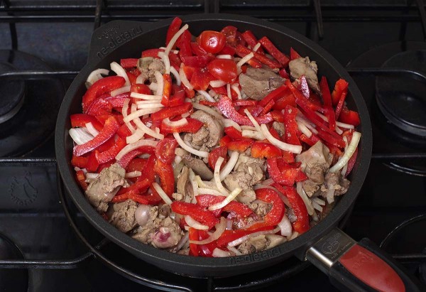 Куриная печень с овощами