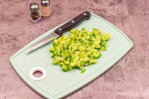 Крабовый салат с сыром и маслинами Крабовый салат с сыром и маслинами