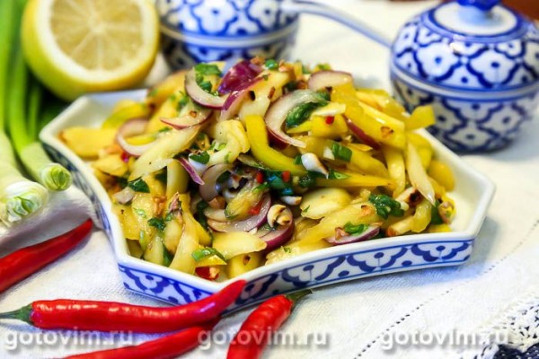 Тайский салат из зеленого манго с арахисом