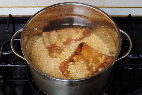 Гороховый суп с копчеными ребрышками Гороховый суп с копчеными ребрышками