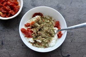 Творожный сыр с вялеными томатами Творожный сыр с вялеными томатами