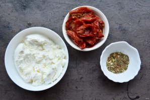 Творожный сыр с вялеными томатами Творожный сыр с вялеными томатами