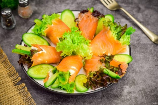 Рулетики из семги с творожно-огуречной начинкой Рулетики из семги с творожно-огуречной начинкой