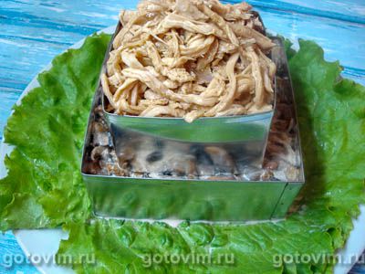 Мужской салат с курицей, грибами и дайконом