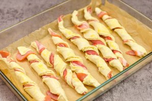 Слоеные палочки с сыром и беконом Слоеные палочки с сыром и беконом