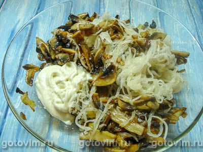 Мужской салат с курицей, грибами и дайконом