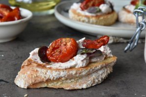 Творожный сыр с вялеными томатами Творожный сыр с вялеными томатами