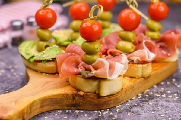 Испанские бутерброды "Пинчос" Испанские бутерброды "Пинчос"