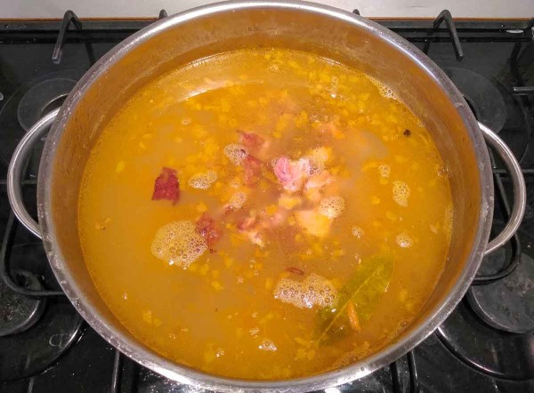 Гороховый суп с копчеными ребрышками Гороховый суп с копчеными ребрышками