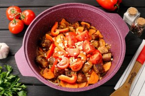 Тушёная картошка с мясом и овощами Тушёная картошка с мясом и овощами