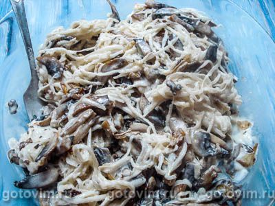 Мужской салат с курицей, грибами и дайконом