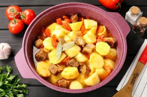 Тушёная картошка с мясом и овощами Тушёная картошка с мясом и овощами