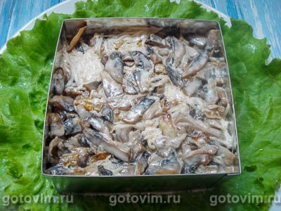 Мужской салат с курицей, грибами и дайконом