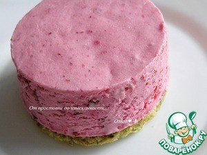 Фисташковое пирожное с брусничным семифреддо Фисташковое пирожное с брусничным семифреддо