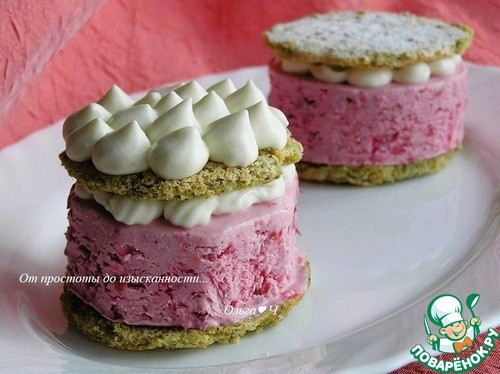 Фисташковое пирожное с брусничным семифреддо Фисташковое пирожное с брусничным семифреддо