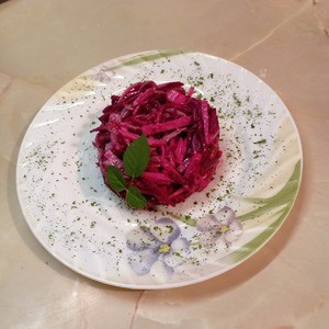 Мясной салат со свеклой