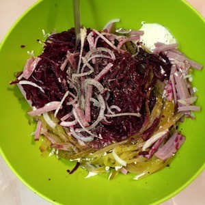 Мясной салат со свеклой