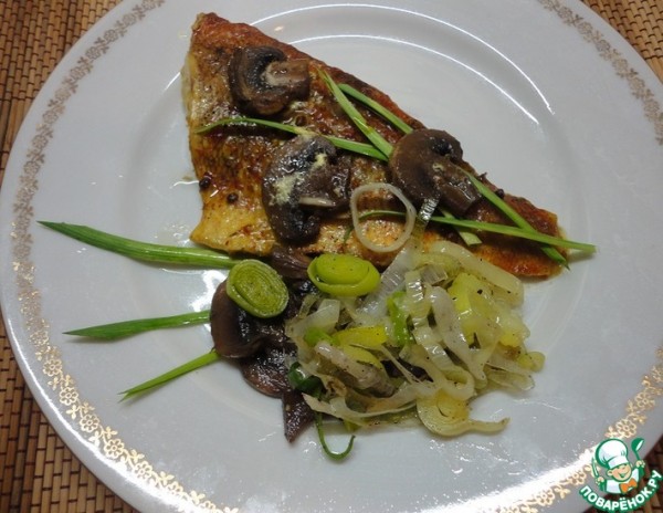 Морской окунь с грибами и пореем