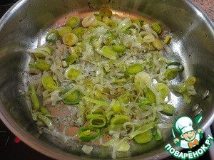 Морской окунь с грибами и пореем