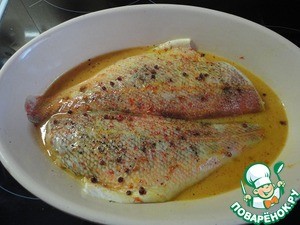 Морской окунь с грибами и пореем