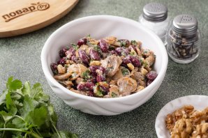 Салат фасолевый с шампиньонами и грецким орехом Салат фасолевый с шампиньонами и грецким орехом