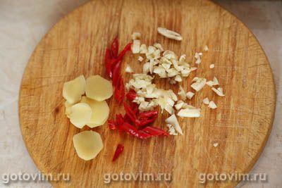 Карри из свинины с репой и перцем чили