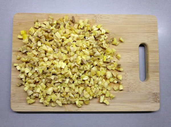 Салат с курицей и маринованными грибами Салат с курицей и маринованными грибами