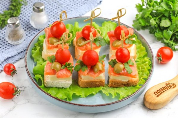 Канапе с семгой на шпажках Канапе с семгой на шпажках
