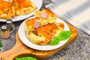 Плетеные "Хот-доги" из слоеного теста с плавленым сыром Плетеные "Хот-доги" из слоеного теста с плавленым сыром