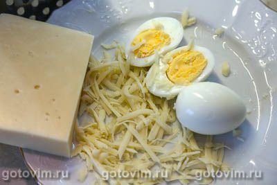 Свинина под шубой из сыра и вареного яйца Свинина под шубой из сыра и вареного яйца