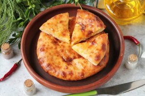 Осетинский пирог с картошкой и сулугуни Осетинский пирог с картошкой и сулугуни