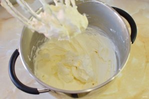 Маковый торт с консервированными персиками Маковый торт с консервированными персиками