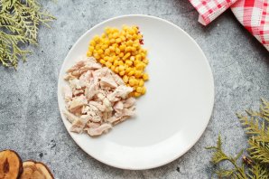 Салат "Королевский" с курицей и кукурузой