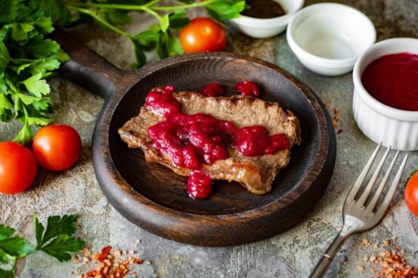 Нежная говядина под ягодным соусом Нежная говядина под ягодным соусом